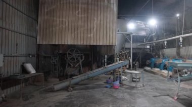 Eski paslı fabrika içi