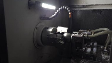 Büyük borusu ve büyük çelik borusu olan metal bir boru.