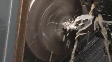 Beyaz bir arabaya yaklaş.