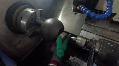 Metal kesiciyle metal kesme işlemi