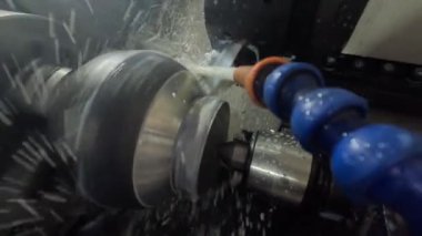 Kapat - makinenin metalini kesme sürecinin görünümü