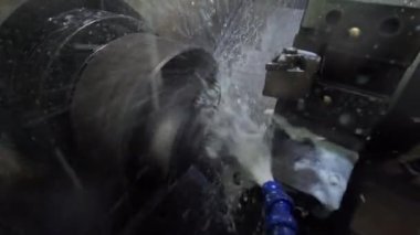 Metal bir makinenin üretim sürecine yakın çekim