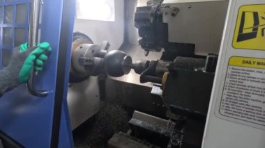 Çeliği kesmek için makineyi kesmek