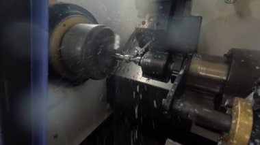 Metal bir levha ile metal kesme işlemi