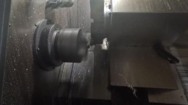 Modern endüstriyel fabrikada metal cnc kesme makinesi