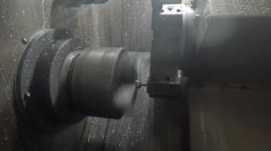 Metali cnc makinesiyle kesen makine