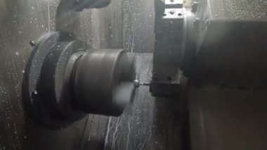 Fabrikadaki metal bir boruya yakın.