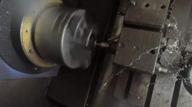 cnc değirmen makinesi metali kesiyor.