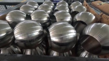 Mağazada satılık büyük ve küçük beyaz metal borular.