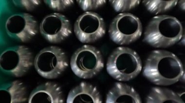Depodaki soyut metal borular.