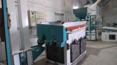Kesme ve işleme için bir makine. Atölyedeki işlem makinesi