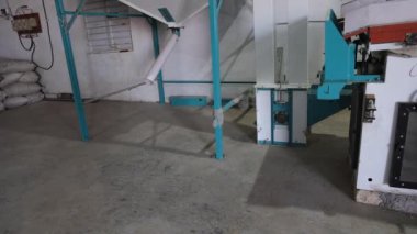 eski, terk edilmiş bir binada iç