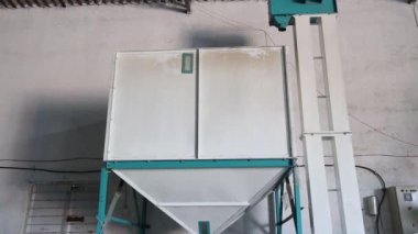 Metal üretimi için eski paslı demir.