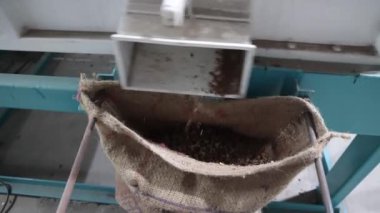 Metal kovayla metal bir kovanın yakın çekimi.