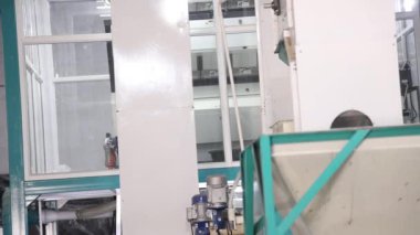 Büyük pencereli bir fabrikanın içi.