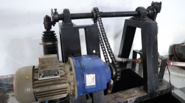 Büyük metal borusu olan metal bir makine.