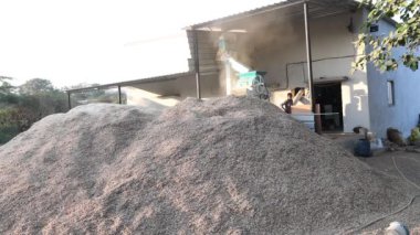 Kuru ve kuru toprak yığını..