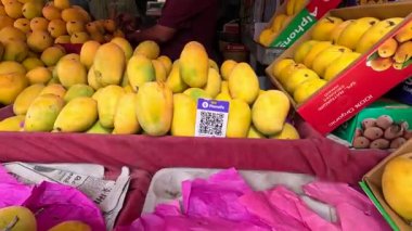 Alphonso mangosu meyve pazarında düzenli görünüyor. 