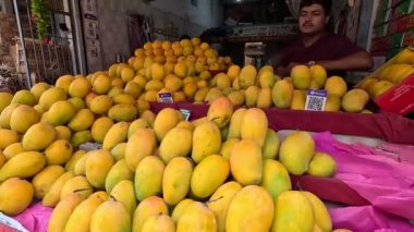 Alphonso mangosu meyve pazarında düzenli görünüyor. 