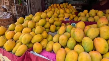 Alphonso mangosu meyve pazarında düzenli görünüyor. 