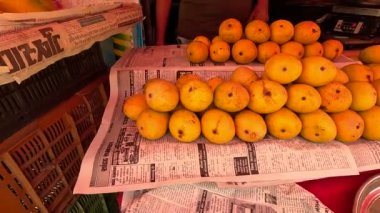 Alphonso ham mangoları ve olgun mangolar mağaza müdürü tarafından düzenleniyor.