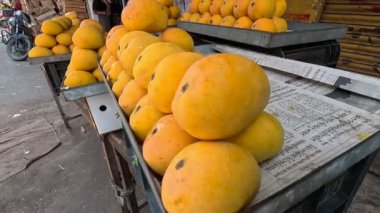 Alphonso mangosu meyve pazarında düzenli görünüyor. 