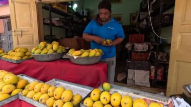 Alphonso mangosu meyve pazarında düzenli görünüyor. 