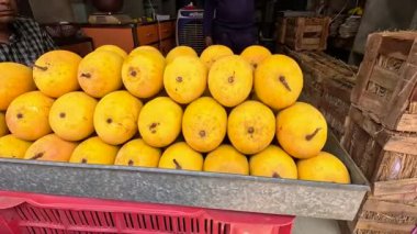 Alphonso mangosu meyve pazarında düzenli görünüyor. 