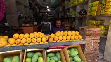 Alphonso mangoları bir mağazada güzelce düzenlenir.