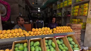 Alphonso mangosu meyve pazarında düzenli görünüyor. 