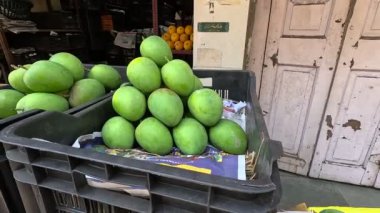 Alphonso mangosu meyve pazarında düzenli görünüyor. 