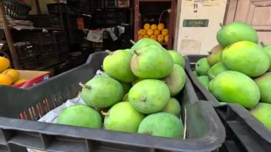 Alphonso mangosu meyve pazarında düzenli görünüyor. 