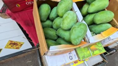 Alphonso mangosu meyve pazarında düzenli görünüyor. 