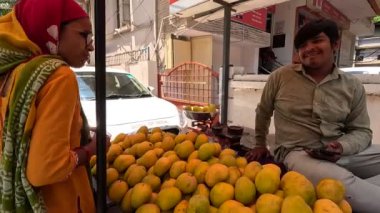 Mangolar pazardaki mango dükkanında organize olmuşa benziyor. 