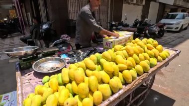 Mangolar pazardaki mango dükkanında organize olmuşa benziyor. 