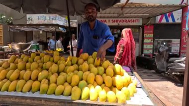 Mangolar pazardaki mango dükkanında organize olmuşa benziyor. 