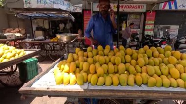 Mangolar pazardaki mango dükkanında organize olmuşa benziyor. 