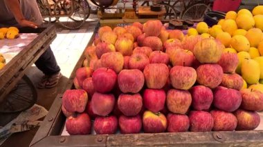 Elmalar bir mağazada güzelce düzenlenir.