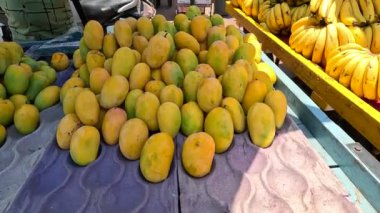 Mangolar pazardaki mango dükkanında organize olmuşa benziyor. 