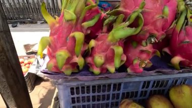 Ejderha meyvesi düzenli bir şekilde düzenlenmiş gibi görünüyor.