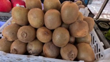 Kiviler düzenli görünüyor.