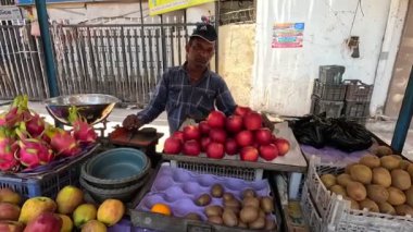 Elmalar düzgün yerleştirilmiş gibi görünüyor.