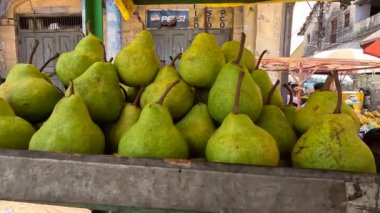 Mağazada düzenli sıralanmış üzümler. 