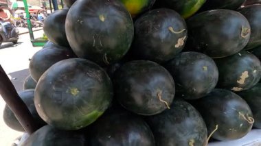 Markette düzgün yerleştirilmiş karpuzlar. 