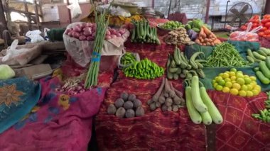 Sebze kamyonunda sebzeler görülür.