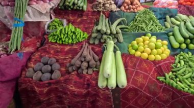 Sebze kamyonunda sebzeler görülür.