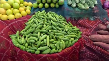 Sebze kamyonunda sebzeler görülür.