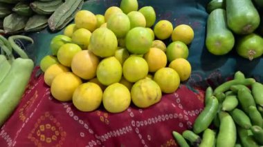 Limonlar düzgün bir şekilde bir mağazaya dizilmiş.