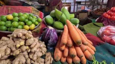 Turuncu renkli havuç, zencefil ve çiğ mango düzgünce sıralanmış.