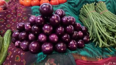 Sebzeler bir mağazada güzelce düzenlenir.